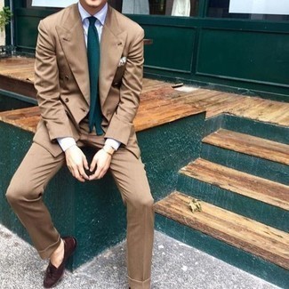 30 Jährige: Dunkelgrüne Krawatte kombinieren – 397 Sommer Herren Outfits: Kombinieren Sie einen beige Anzug mit einer dunkelgrünen Krawatte, um vor Klasse und Perfektion zu strotzen. Machen Sie diese Aufmachung leger mit dunkelroten Leder Slippern mit Quasten. Das ist eindeutig ein perfekt passender Look für Sommerabende!