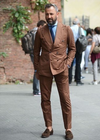Welche Anzüge mit brauner Slipper mit Quasten zu tragen – 500+ Elegante Herren Outfits: Kombinieren Sie einen Anzug mit einem hellblauen Businesshemd für einen stilvollen, eleganten Look. Fühlen Sie sich mutig? Entscheiden Sie sich für braunen Slipper mit Quasten.