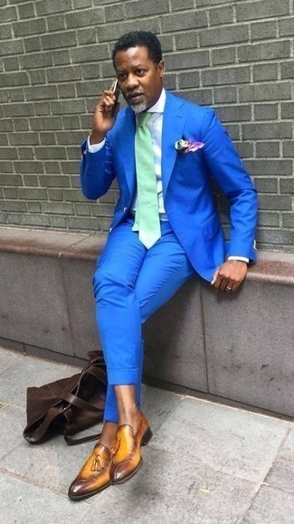 Mintgrüne Krawatte kombinieren – 125 Herren Outfits: Entscheiden Sie sich für einen blauen Anzug und eine mintgrüne Krawatte für eine klassischen und verfeinerte Silhouette. Fühlen Sie sich mutig? Ergänzen Sie Ihr Outfit mit rotbraunen Leder Slippern mit Quasten.