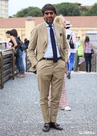 Dunkelblaues Einstecktuch kombinieren – 500+ Herren Outfits: Kombinieren Sie einen beige Anzug mit einem dunkelblauen Einstecktuch, um einen lockeren, aber dennoch stylischen Look zu erhalten. Fühlen Sie sich ideenreich? Vervollständigen Sie Ihr Outfit mit dunkellila Leder Slippern mit Quasten.