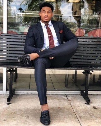 30 Jährige: Rote gepunktete Krawatte kombinieren – 103 Herren Outfits: Entscheiden Sie sich für einen klassischen Stil in einem dunkelblauen Anzug und einer roten gepunkteten Krawatte. Suchen Sie nach leichtem Schuhwerk? Vervollständigen Sie Ihr Outfit mit schwarzen Leder Slippern mit Quasten für den Tag.
