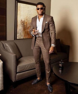Blaue Leder Slipper mit Quasten kombinieren – 78 Elegante Herren Outfits: Kombinieren Sie einen braunen Anzug mit einem weißen Businesshemd für eine klassischen und verfeinerte Silhouette. Wählen Sie die legere Option mit blauen Leder Slippern mit Quasten.