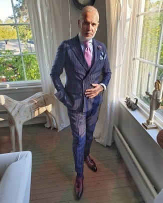 Rosa Krawatte kombinieren – 123 Herren Outfits: Kombinieren Sie einen dunkelblauen vertikal gestreiften Anzug mit einer rosa Krawatte, um vor Klasse und Perfektion zu strotzen. Fühlen Sie sich ideenreich? Wählen Sie dunkelroten Leder Slipper mit Quasten.