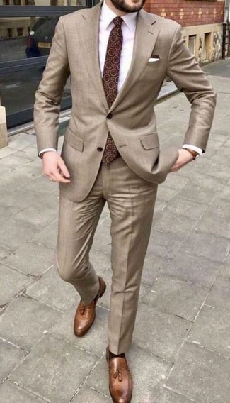 30 Jährige: Braune bedruckte Krawatte kombinieren – 179 Elegante Herren Outfits: Entscheiden Sie sich für einen beige Anzug und eine braune bedruckte Krawatte, um vor Klasse und Perfektion zu strotzen. Braune Leder Slipper mit Quasten leihen Originalität zu einem klassischen Look.