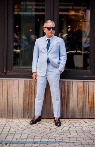 Dunkelblaue gepunktete Krawatte kombinieren – 424 Herren Outfits warm Wetter: Kombinieren Sie einen hellblauen Anzug mit einer dunkelblauen gepunkteten Krawatte für einen stilvollen, eleganten Look. Fühlen Sie sich ideenreich? Wählen Sie dunkelroten Leder Slipper mit Quasten.