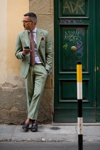 Dunkellila Leder Slipper kombinieren – 84 Herren Outfits: Entscheiden Sie sich für einen mintgrünen Anzug und ein weißes Businesshemd für eine klassischen und verfeinerte Silhouette. Wählen Sie die legere Option mit dunkellila Leder Slippern.