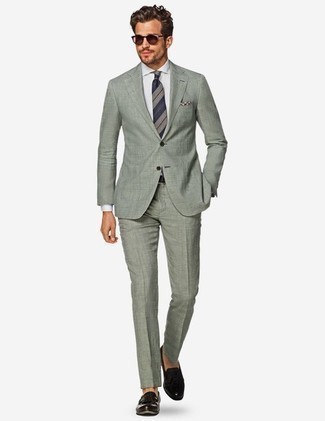 Blaue Sonnenbrille kombinieren – 218 Elegante Herren Outfits: Erwägen Sie das Tragen von einem mintgrünen Anzug und einer blauen Sonnenbrille für ein großartiges Wochenend-Outfit. Fühlen Sie sich ideenreich? Wählen Sie schwarzen Leder Slipper mit Quasten.