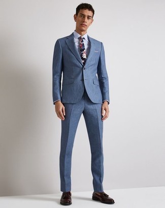 Dunkelrote Leder Slipper kombinieren – 500+ Herren Outfits: Entscheiden Sie sich für einen klassischen Stil in einem blauen Anzug und einem hellblauen Businesshemd. Fühlen Sie sich ideenreich? Vervollständigen Sie Ihr Outfit mit dunkelroten Leder Slippern.