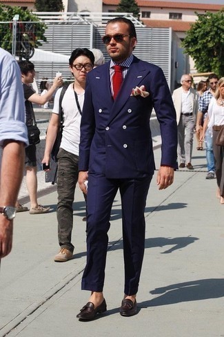 40 Jährige: Rotes und dunkelblaues Einstecktuch kombinieren – 59 Herren Outfits: Kombinieren Sie einen dunkelblauen Anzug mit einem roten und dunkelblauen Einstecktuch für einen bequemen Alltags-Look. Fühlen Sie sich mutig? Entscheiden Sie sich für dunkelbraunen Leder Slipper mit Quasten.