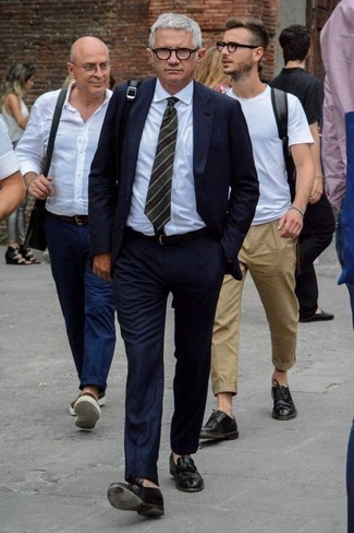 50 Jährige: Dunkelgrüne Krawatte kombinieren – 64 Herren Outfits: Kombinieren Sie einen dunkelblauen Anzug mit einer dunkelgrünen Krawatte, um vor Klasse und Perfektion zu strotzen. Warum kombinieren Sie Ihr Outfit für einen legereren Auftritt nicht mal mit schwarzen Leder Slippern mit Quasten?