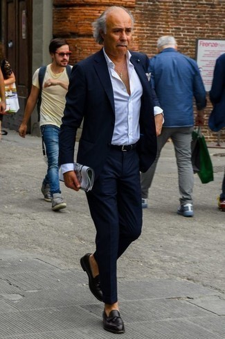 50 Jährige: Dunkelblauen Anzug kombinieren – 200 Herren Outfits: Tragen Sie einen dunkelblauen Anzug und ein weißes Businesshemd für eine klassischen und verfeinerte Silhouette. Suchen Sie nach leichtem Schuhwerk? Komplettieren Sie Ihr Outfit mit schwarzen Leder Slippern mit Quasten für den Tag.