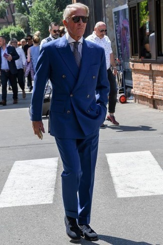 50 Jährige: Wie Slipper mit Anzuges zu kombinieren – 163 Herren Outfits: Kombinieren Sie einen Anzug mit einem weißen und dunkelblauen vertikal gestreiften Businesshemd für eine klassischen und verfeinerte Silhouette. Slipper sind eine gute Wahl, um dieses Outfit zu vervollständigen.