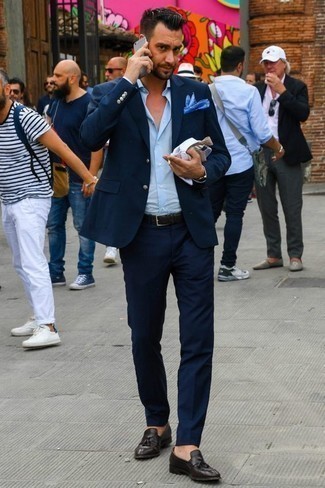 30 Jährige: Welche Anzüge mit brauner Slipper mit Quasten zu tragen – 500+ Herren Outfits: Vereinigen Sie einen Anzug mit einem hellblauen Businesshemd, um vor Klasse und Perfektion zu strotzen. Fühlen Sie sich ideenreich? Ergänzen Sie Ihr Outfit mit braunen Slippern mit Quasten.