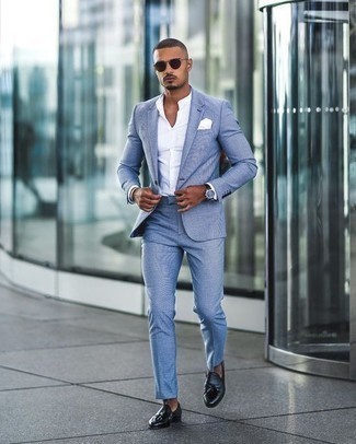 Blaue Leder Slipper mit Quasten kombinieren – 135 Herren Outfits: Entscheiden Sie sich für einen klassischen Stil in einem hellblauen Anzug und einem weißen Businesshemd. Wählen Sie die legere Option mit blauen Leder Slippern mit Quasten.