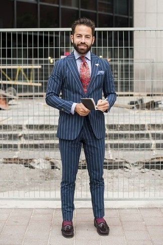 Dunkelrote Krawatte mit Paisley-Muster kombinieren – 88 Herren Outfits: Kombinieren Sie einen dunkelblauen vertikal gestreiften Anzug mit einer dunkelroten Krawatte mit Paisley-Muster für einen stilvollen, eleganten Look. Bringen Sie die Dinge durcheinander, indem Sie dunkelbraunen Leder Slipper mit Quasten mit diesem Outfit tragen.