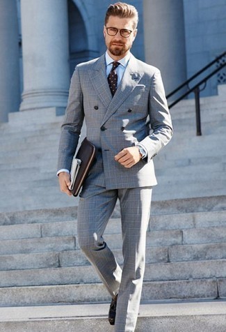 Braune gepunktete Krawatte kombinieren – 189 Herren Outfits: Kombinieren Sie einen grauen Anzug mit Karomuster mit einer braunen gepunkteten Krawatte für eine klassischen und verfeinerte Silhouette. Fühlen Sie sich mutig? Vervollständigen Sie Ihr Outfit mit dunkelbraunen Leder Slippern mit Quasten.