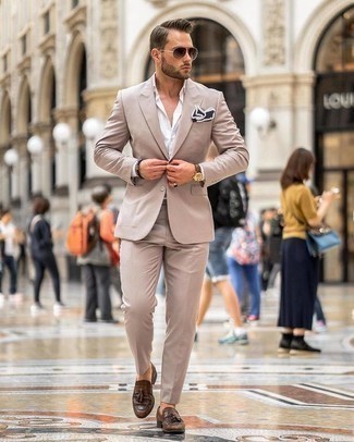 Wie beige Anzug mit brauner Leder Slipper zu kombinieren – 124 Herren Outfits: Entscheiden Sie sich für einen beige Anzug und ein weißes Businesshemd für einen stilvollen, eleganten Look. Wenn Sie nicht durch und durch formal auftreten möchten, ergänzen Sie Ihr Outfit mit braunen Leder Slippern.