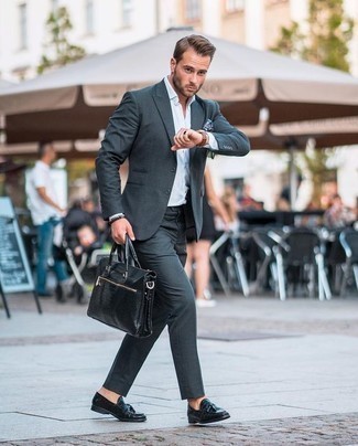 Welche Slipper mit dunkelgrauen Anzuges zu tragen – 500+ Herren Outfits: Entscheiden Sie sich für einen klassischen Stil in einem dunkelgrauen Anzug und einem weißen Businesshemd. Bringen Sie die Dinge durcheinander, indem Sie Slipper mit diesem Outfit tragen.