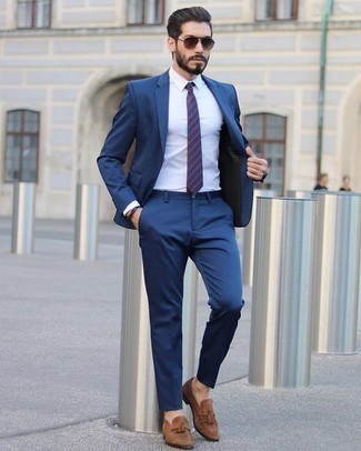 Wie blauen Anzug mit dunkelbrauner Wildleder Slipper zu kombinieren – 80 Sommer Herren Outfits: Machen Sie sich mit einem blauen Anzug und einem weißen Businesshemd einen verfeinerten, eleganten Stil zu Nutze. Wenn Sie nicht durch und durch formal auftreten möchten, komplettieren Sie Ihr Outfit mit dunkelbraunen Wildleder Slippern. Dieser Look könnte zu Ihren Lieblings-Sommer-Look werden!
