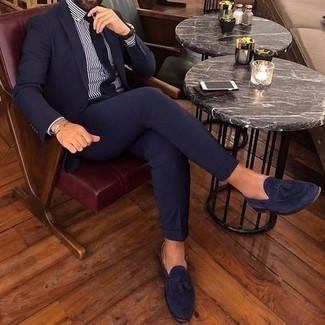 Welche Slipper mit dunkelblauen Anzuges zu tragen – 500+ Herren Outfits: Machen Sie sich mit einem dunkelblauen Anzug und einem weißen und dunkelblauen vertikal gestreiften Businesshemd einen verfeinerten, eleganten Stil zu Nutze. Vervollständigen Sie Ihr Look mit Slippern.
