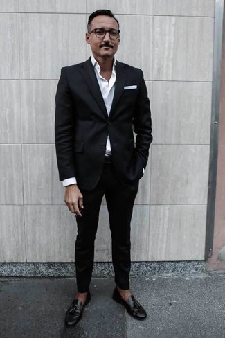 40 Jährige: Schwarzen Gürtel kombinieren – 51 Elegante Herren Outfits warm Wetter: Kombinieren Sie einen schwarzen Anzug mit einem schwarzen Gürtel für ein bequemes Outfit, das außerdem gut zusammen passt. Fühlen Sie sich ideenreich? Vervollständigen Sie Ihr Outfit mit schwarzen Leder Slippern mit Quasten.