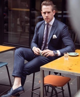 Dunkelblaue Leder Slipper mit Quasten kombinieren – 135 Herren Outfits: Kombinieren Sie einen dunkelblauen Anzug mit einem weißen Businesshemd für einen stilvollen, eleganten Look. Wenn Sie nicht durch und durch formal auftreten möchten, ergänzen Sie Ihr Outfit mit dunkelblauen Leder Slippern mit Quasten.