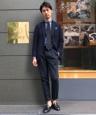 30 Jährige: Blaues gepunktetes Einstecktuch kombinieren – 87 Elegante Herren Outfits warm Wetter: Kombinieren Sie einen dunkelblauen Anzug mit einem blauen gepunkteten Einstecktuch, um einen lockeren, aber dennoch stylischen Look zu erhalten. Fühlen Sie sich ideenreich? Wählen Sie schwarzen Leder Slipper mit Quasten.