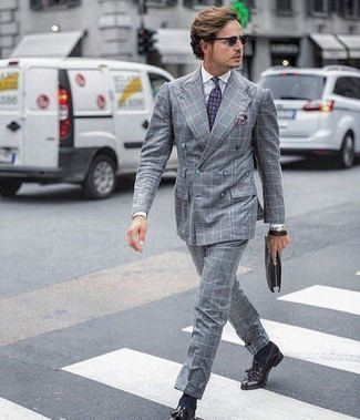 Dunkelgraue Sonnenbrille kombinieren – 500+ Herren Outfits: Vereinigen Sie einen grauen Anzug mit Karomuster mit einer dunkelgrauen Sonnenbrille für einen bequemen Alltags-Look. Machen Sie Ihr Outfit mit dunkellila Leder Slippern mit Quasten eleganter.