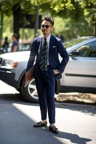 30 Jährige: Dunkelblaue und grüne Krawatte kombinieren – 500+ Elegante Sommer Herren Outfits: Tragen Sie einen dunkelblauen Anzug und eine dunkelblaue und grüne Krawatte für einen stilvollen, eleganten Look. Suchen Sie nach leichtem Schuhwerk? Vervollständigen Sie Ihr Outfit mit dunkelbraunen Leder Slippern mit Quasten für den Tag. Dieser Look  ist für den Sommer einfach toll.