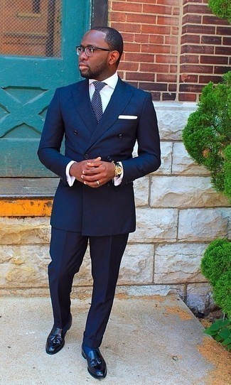 Dunkelblaue und weiße gepunktete Krawatte kombinieren – 310 Sommer Herren Outfits: Kombinieren Sie einen dunkelblauen Anzug mit einer dunkelblauen und weißen gepunkteten Krawatte für eine klassischen und verfeinerte Silhouette. Wenn Sie nicht durch und durch formal auftreten möchten, entscheiden Sie sich für schwarzen Leder Slipper mit Quasten. Ein insgesamt sehr stylischer Sommer-Look.