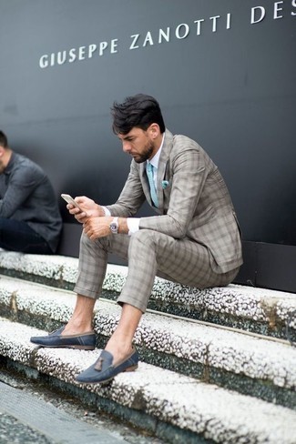 Grünes Einstecktuch kombinieren – 71 Elegante Herren Outfits: Paaren Sie einen grauen Anzug mit Schottenmuster mit einem grünen Einstecktuch, um einen lockeren, aber dennoch stylischen Look zu erhalten. Fühlen Sie sich mutig? Vervollständigen Sie Ihr Outfit mit dunkelblauen Leder Slippern mit Quasten.