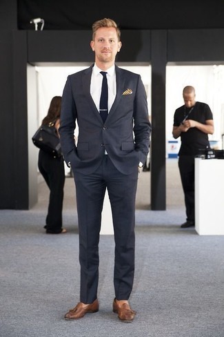 Dunkelblaue Krawatte kombinieren – 500+ Elegante Herren Outfits: Kombinieren Sie einen dunkelblauen Anzug mit einer dunkelblauen Krawatte für eine klassischen und verfeinerte Silhouette. Machen Sie diese Aufmachung leger mit braunen Leder Slippern mit Quasten.