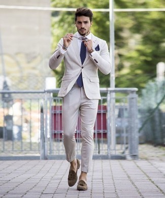 Braune Wildleder Slipper mit Quasten kombinieren – 500+ Herren Outfits: Kombinieren Sie einen hellbeige Anzug mit einem weißen Businesshemd für einen stilvollen, eleganten Look. Bringen Sie die Dinge durcheinander, indem Sie braunen Wildleder Slipper mit Quasten mit diesem Outfit tragen.