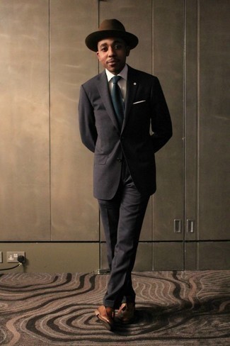 30 Jährige: Beige Leder Slipper kombinieren – 66 Herren Outfits: Tragen Sie einen dunkelbraunen Anzug und ein weißes Businesshemd für eine klassischen und verfeinerte Silhouette. Suchen Sie nach leichtem Schuhwerk? Wählen Sie beige Leder Slipper für den Tag.