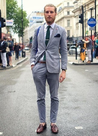 Dunkelgrüne Krawatte kombinieren – 500+ Elegante Herren Outfits: Kombinieren Sie einen hellblauen Anzug mit einer dunkelgrünen Krawatte, um vor Klasse und Perfektion zu strotzen. Wenn Sie nicht durch und durch formal auftreten möchten, wählen Sie dunkelroten Leder Slipper mit Quasten.