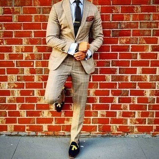 30 Jährige: Dunkelblaue Leder Slipper kombinieren – 118 Elegante Herren Outfits: Erwägen Sie das Tragen von einem beige Anzug und einem hellblauen Businesshemd, um vor Klasse und Perfektion zu strotzen. Machen Sie diese Aufmachung leger mit dunkelblauen Leder Slippern.