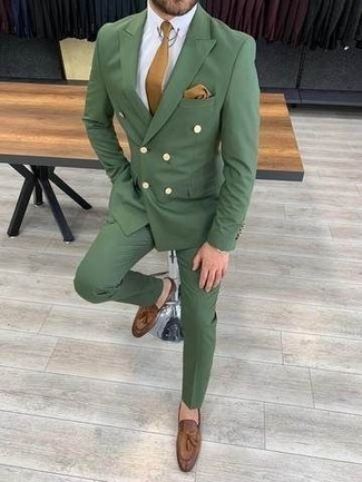 Beige Einstecktuch kombinieren – 500+ Herren Outfits: Erwägen Sie das Tragen von einem olivgrünen Anzug und einem beige Einstecktuch für einen bequemen Alltags-Look. Komplettieren Sie Ihr Outfit mit braunen Leder Slippern mit Quasten, um Ihr Modebewusstsein zu zeigen.