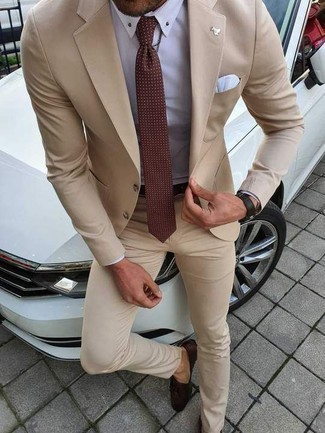 Dunkelrote Slipper kombinieren – 500+ Herren Outfits: Entscheiden Sie sich für einen beige Anzug und ein weißes Businesshemd für einen stilvollen, eleganten Look. Suchen Sie nach leichtem Schuhwerk? Vervollständigen Sie Ihr Outfit mit dunkelroten Slippern für den Tag.