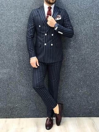 Welche Businesshemden mit dunkelroter Slipper mit Quasten zu tragen – 140 Elegante Herren Outfits: Entscheiden Sie sich für ein Businesshemd und einen dunkelblauen vertikal gestreiften Anzug, um vor Klasse und Perfektion zu strotzen. Vervollständigen Sie Ihr Look mit dunkelroten Slippern mit Quasten.