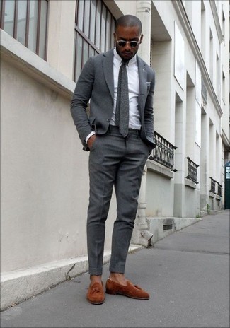 30 Jährige: Graue Krawatte kombinieren – 273 Elegante Sommer Herren Outfits: Vereinigen Sie einen grauen Anzug mit einer grauen Krawatte, um vor Klasse und Perfektion zu strotzen. Fühlen Sie sich mutig? Entscheiden Sie sich für rotbraunen Wildleder Slipper mit Quasten. Dieses Outfit ist perfekt für den Sommer geeignet.