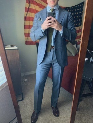 Olivgrüne Strick Krawatte kombinieren – 19 Elegante Sommer Herren Outfits: Paaren Sie einen blauen Anzug mit einer olivgrünen Strick Krawatte, um vor Klasse und Perfektion zu strotzen. Wenn Sie nicht durch und durch formal auftreten möchten, vervollständigen Sie Ihr Outfit mit dunkelbraunen Leder Slippern mit Quasten. Schon haben wir ein stylisches Outfit im Sommer.