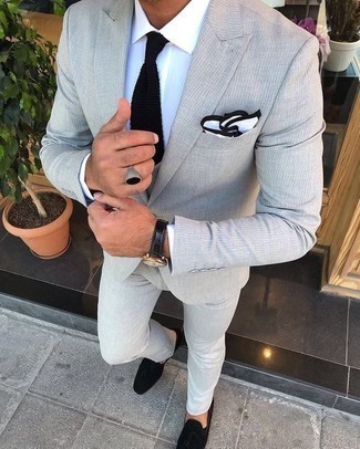 Schwarze Strick Krawatte kombinieren – 72 Sommer Herren Outfits: Kombinieren Sie einen grauen Anzug mit einer schwarzen Strick Krawatte, um vor Klasse und Perfektion zu strotzen. Wenn Sie nicht durch und durch formal auftreten möchten, vervollständigen Sie Ihr Outfit mit schwarzen Wildleder Slippern mit Quasten. Ein tolles Outfit für den Sommer.