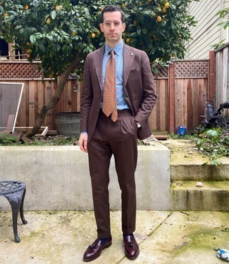 30 Jährige: Braune bedruckte Krawatte kombinieren – 179 Elegante Herren Outfits: Kombinieren Sie einen braunen Anzug mit einer braunen bedruckten Krawatte für einen stilvollen, eleganten Look. Fühlen Sie sich mutig? Komplettieren Sie Ihr Outfit mit dunkelroten Leder Slippern mit Quasten.