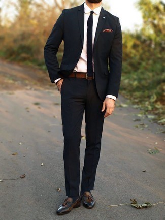 Wie braune Leder Slipper mit Quasten mit dunkelblauen Anzuges zu kombinieren – 105 Herren Outfits: Kombinieren Sie einen dunkelblauen Anzug mit einem weißen Businesshemd für eine klassischen und verfeinerte Silhouette. Fühlen Sie sich mutig? Entscheiden Sie sich für braunen Leder Slipper mit Quasten.