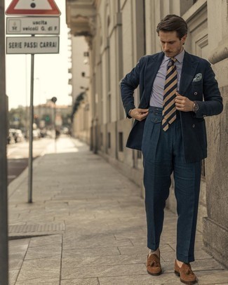 Wie hellblaues Businesshemd mit dunkelblauen Anzuges zu kombinieren – 381 Elegante Herren Outfits: Entscheiden Sie sich für einen dunkelblauen Anzug und ein hellblaues Businesshemd, um vor Klasse und Perfektion zu strotzen. Wählen Sie die legere Option mit braunen Wildleder Slippern mit Quasten.