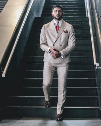 Dunkelrote Krawatte mit Paisley-Muster kombinieren – 88 Herren Outfits: Erwägen Sie das Tragen von einem hellbeige Anzug und einer dunkelroten Krawatte mit Paisley-Muster für einen stilvollen, eleganten Look. Wenn Sie nicht durch und durch formal auftreten möchten, wählen Sie dunkelbraunen Leder Slipper mit Quasten.
