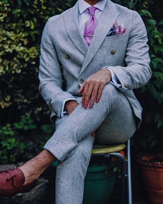 Dunkellila Krawatte kombinieren – 355 Elegante Herren Outfits: Paaren Sie einen grauen Anzug mit einer dunkellila Krawatte, um vor Klasse und Perfektion zu strotzen. Fühlen Sie sich ideenreich? Vervollständigen Sie Ihr Outfit mit braunen Leder Slippern mit Quasten.