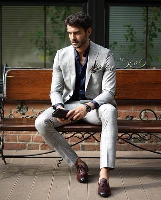 Dunkelrote Leder Slipper kombinieren – 500+ Herren Outfits: Paaren Sie einen grauen Anzug mit Karomuster mit einem dunkelblauen Businesshemd für eine klassischen und verfeinerte Silhouette. Dunkelrote Leder Slipper sind eine kluge Wahl, um dieses Outfit zu vervollständigen.