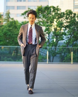 Dunkelrote Krawatte kombinieren – 500+ Herren Outfits: Vereinigen Sie einen braunen vertikal gestreiften Anzug mit einer dunkelroten Krawatte für einen stilvollen, eleganten Look. Suchen Sie nach leichtem Schuhwerk? Wählen Sie dunkelbraunen Wildleder Slipper mit Quasten für den Tag.