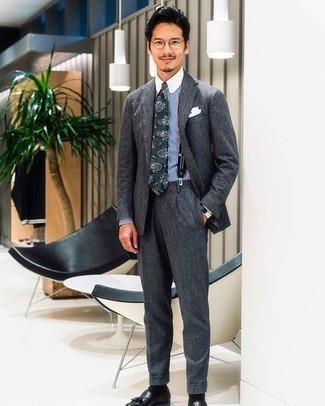Dunkelgrüne Krawatte mit Paisley-Muster kombinieren – 37 Herren Outfits: Vereinigen Sie einen dunkelgrauen Wollanzug mit einer dunkelgrünen Krawatte mit Paisley-Muster, um vor Klasse und Perfektion zu strotzen. Wenn Sie nicht durch und durch formal auftreten möchten, ergänzen Sie Ihr Outfit mit schwarzen Leder Slippern mit Quasten.
